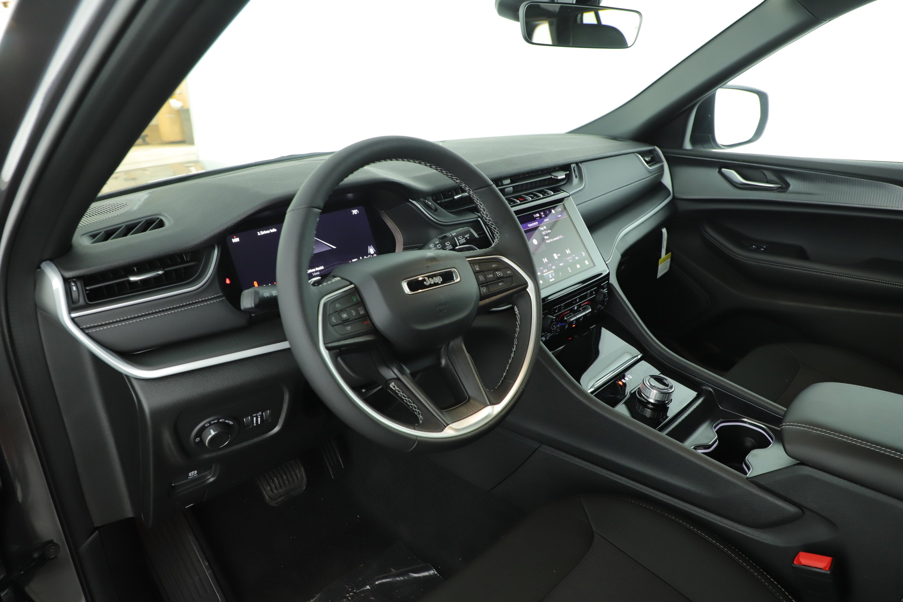 2025 Jeep Grand Cherokee GRAND CHEROKEE LAREDO 4X2