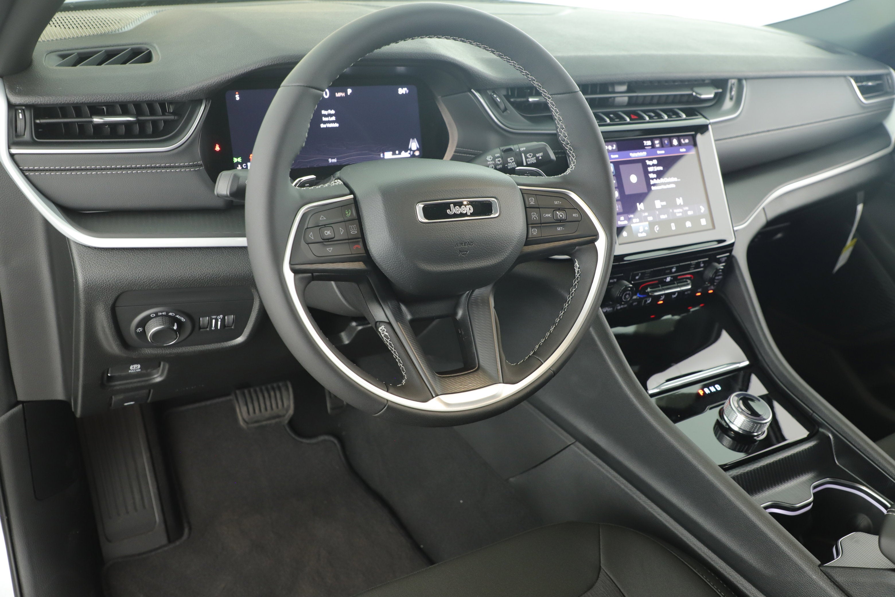 2025 Jeep Grand Cherokee GRAND CHEROKEE LAREDO X 4X2