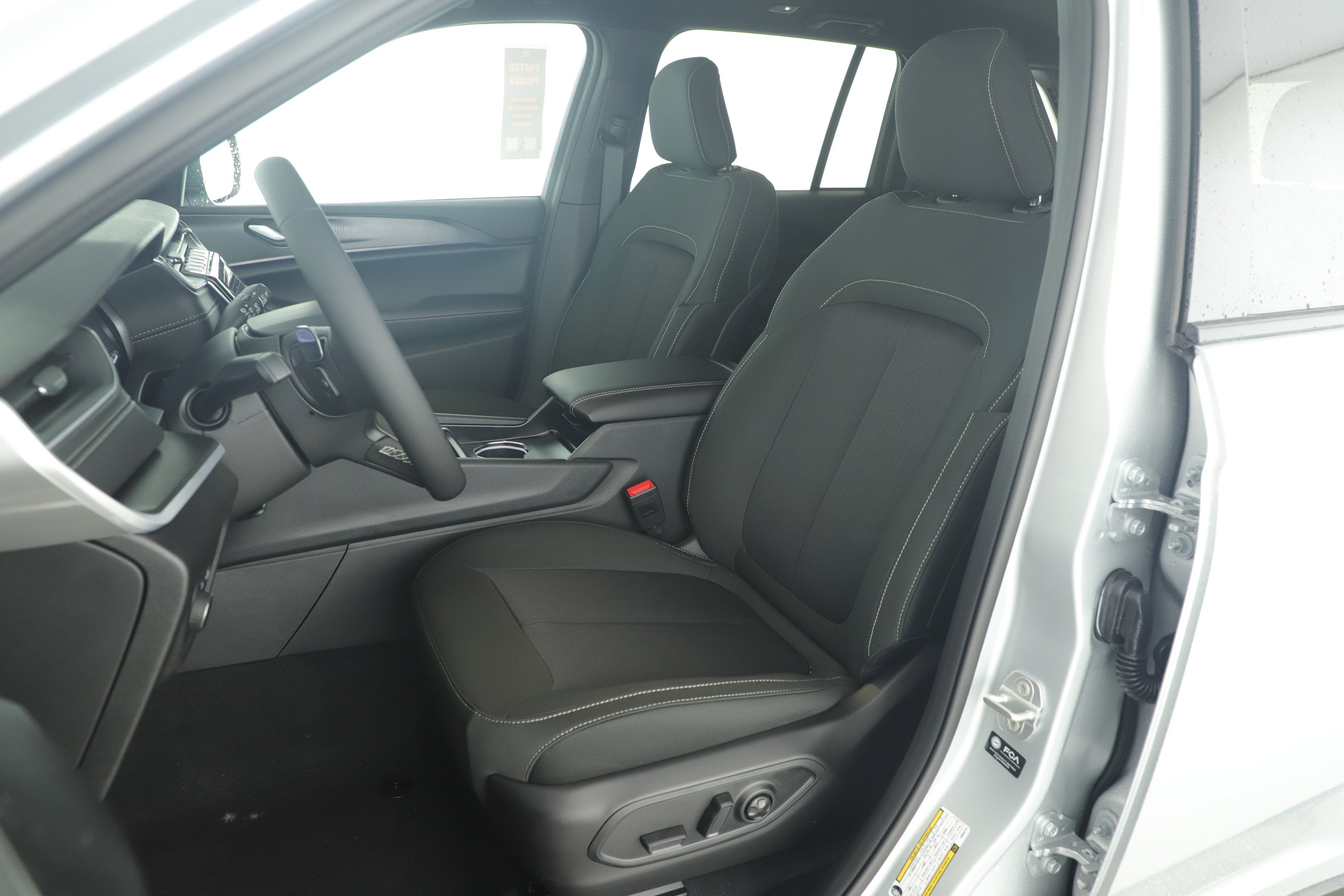 2025 Jeep Grand Cherokee GRAND CHEROKEE LAREDO 4X2