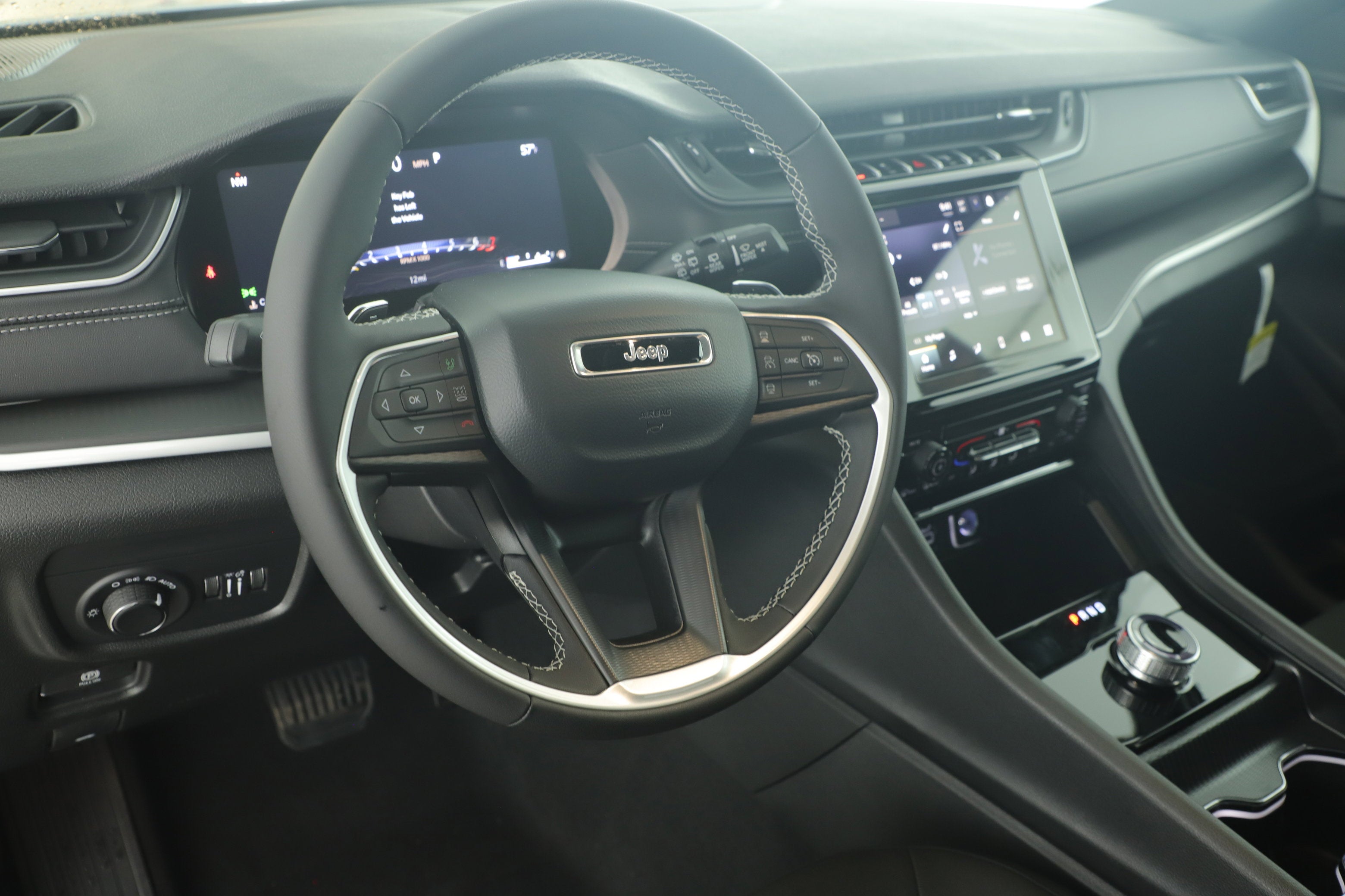 2025 Jeep Grand Cherokee GRAND CHEROKEE LAREDO 4X2