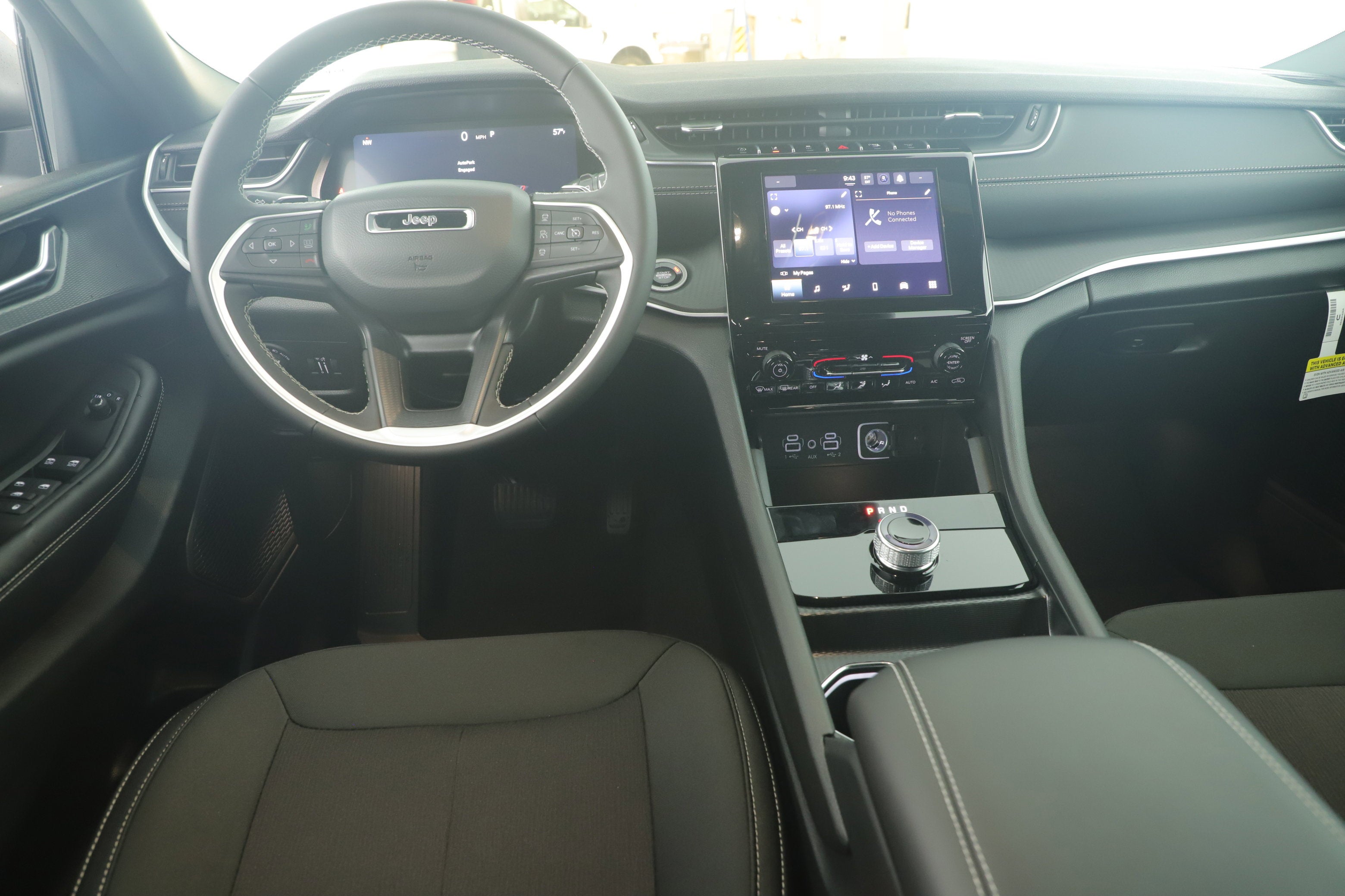 2025 Jeep Grand Cherokee GRAND CHEROKEE LAREDO 4X2