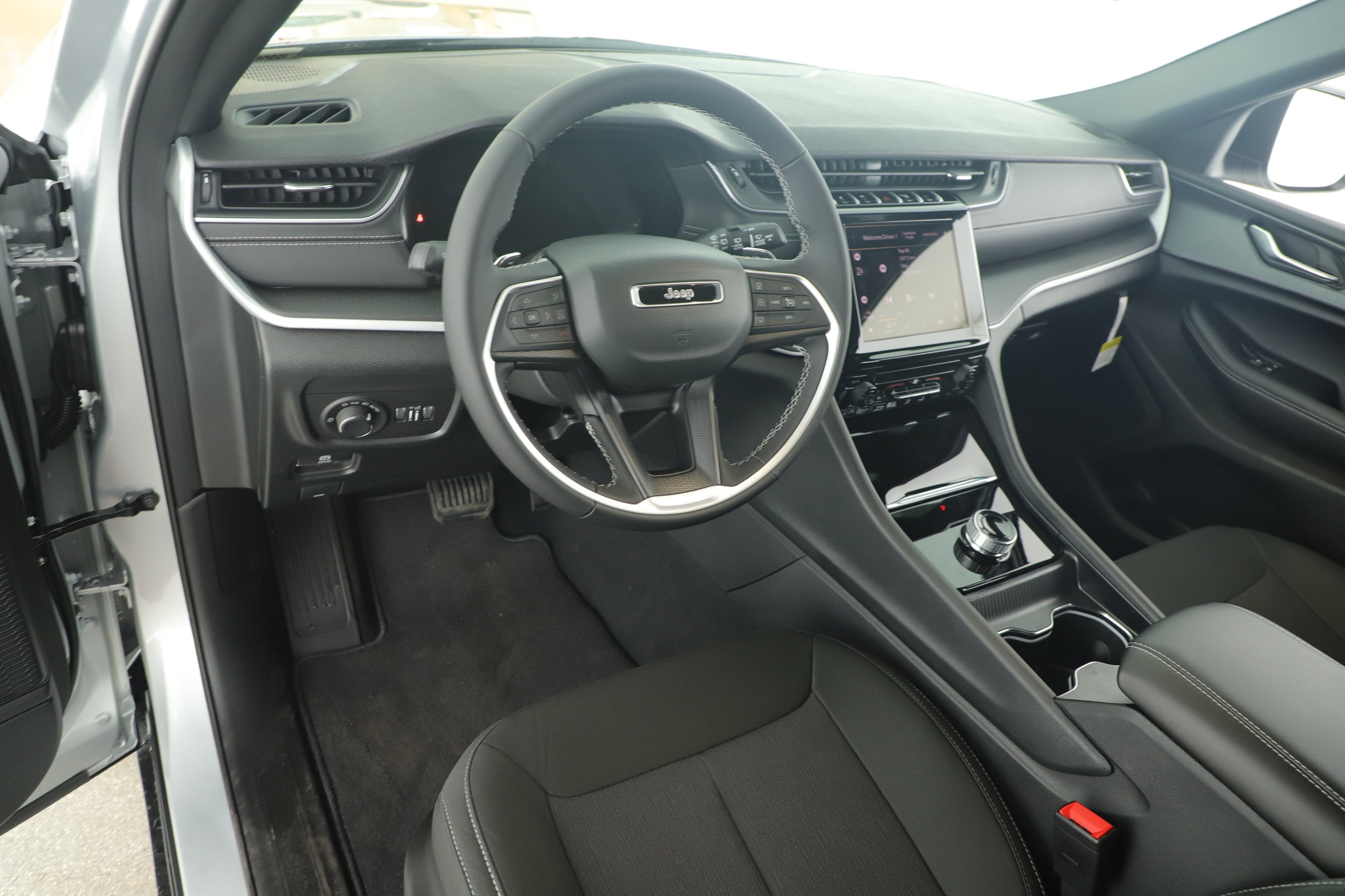 2025 Jeep Grand Cherokee GRAND CHEROKEE LAREDO 4X2