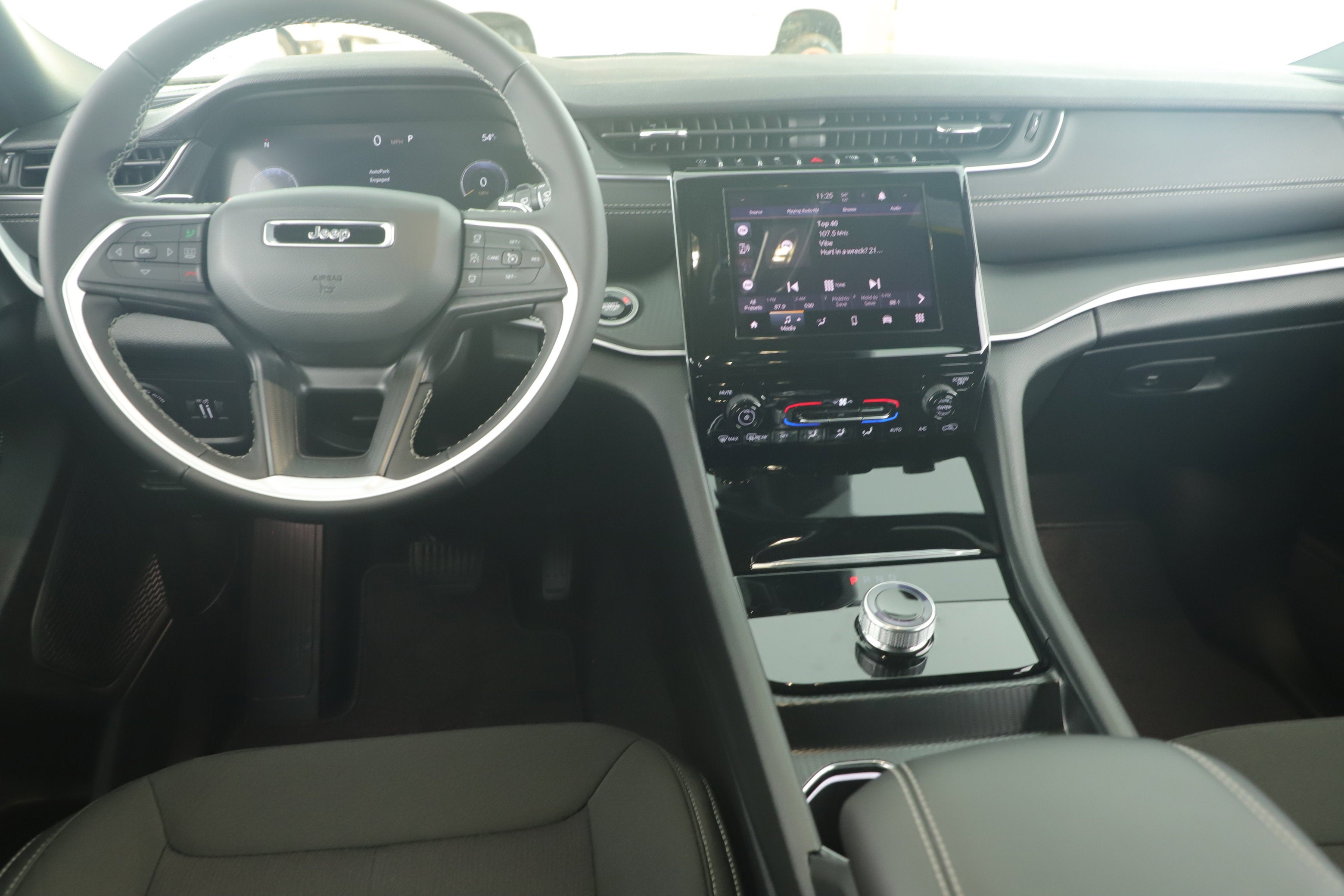 2025 Jeep Grand Cherokee GRAND CHEROKEE LAREDO 4X2