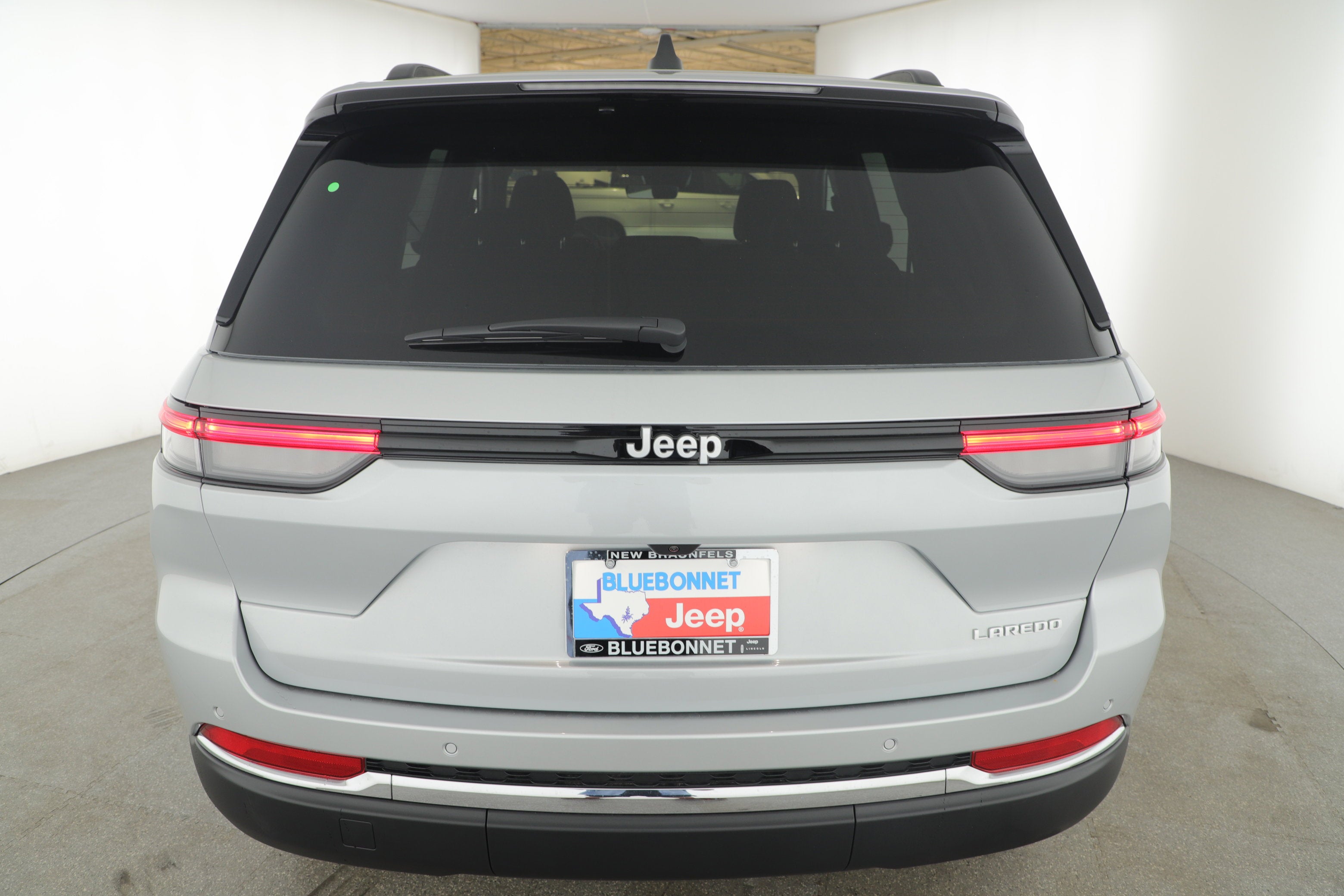 2025 Jeep Grand Cherokee GRAND CHEROKEE LAREDO 4X2