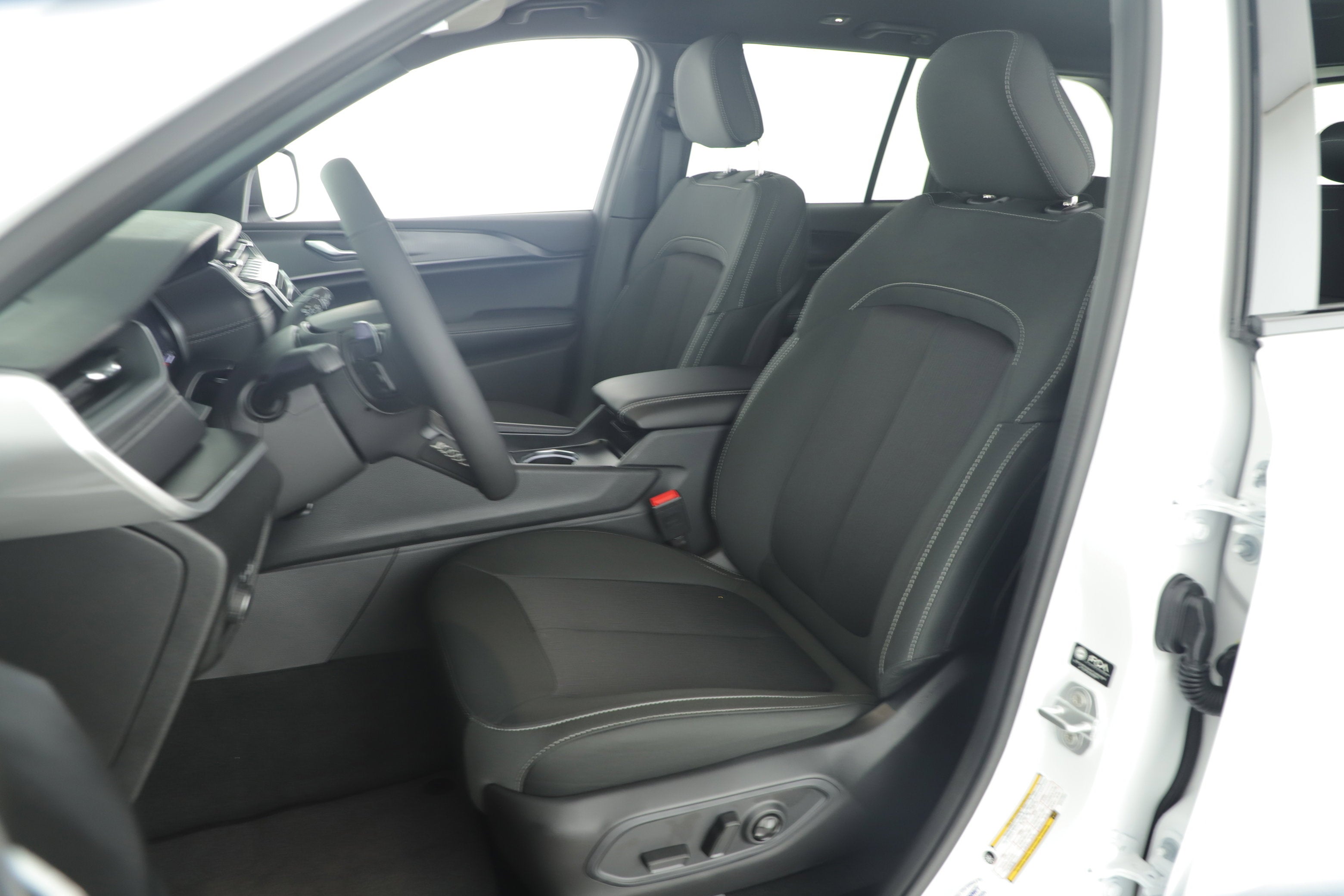 2025 Jeep Grand Cherokee GRAND CHEROKEE LAREDO 4X2