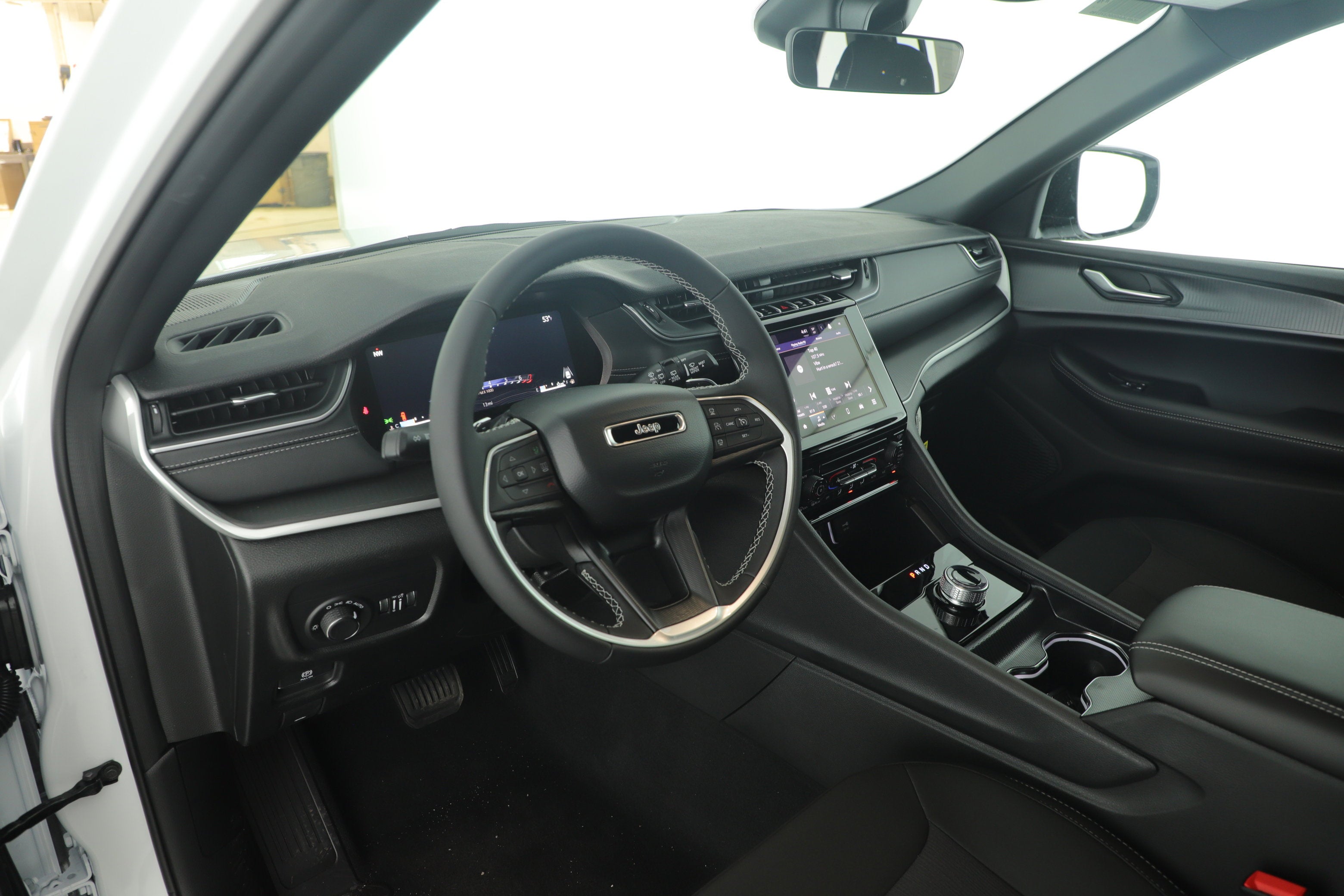 2025 Jeep Grand Cherokee GRAND CHEROKEE LAREDO 4X2