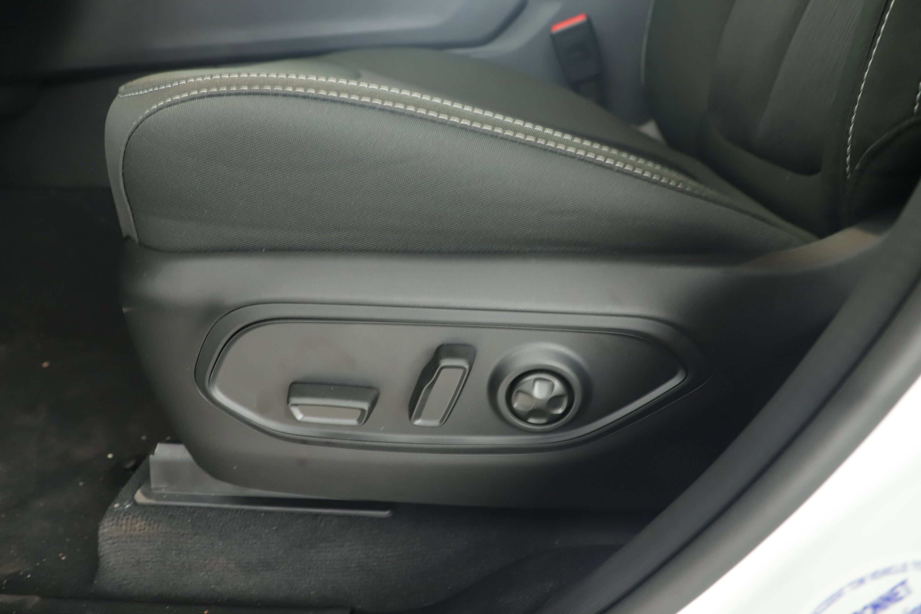 2025 Jeep Grand Cherokee GRAND CHEROKEE LAREDO 4X2