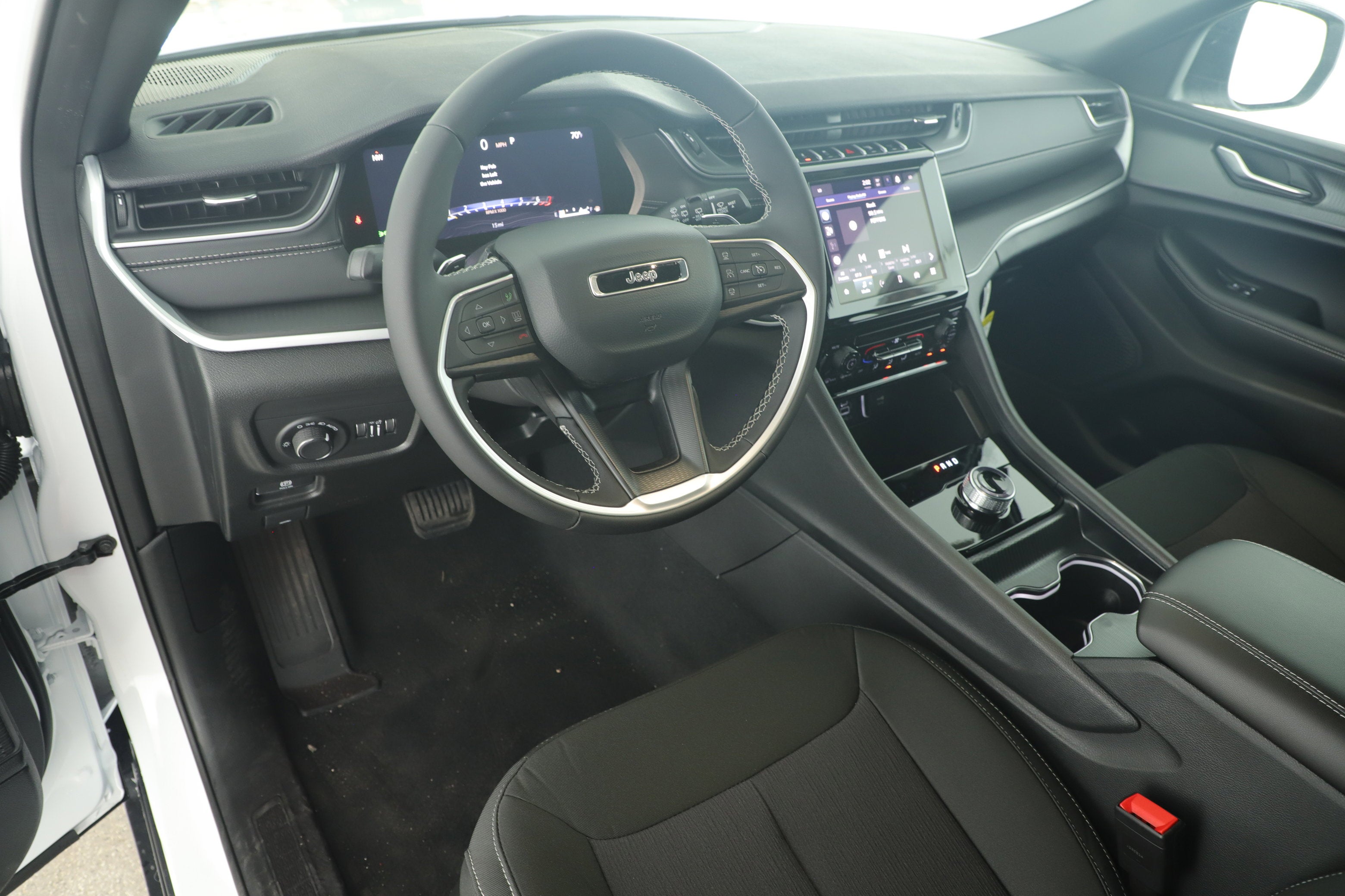 2025 Jeep Grand Cherokee GRAND CHEROKEE LAREDO 4X2