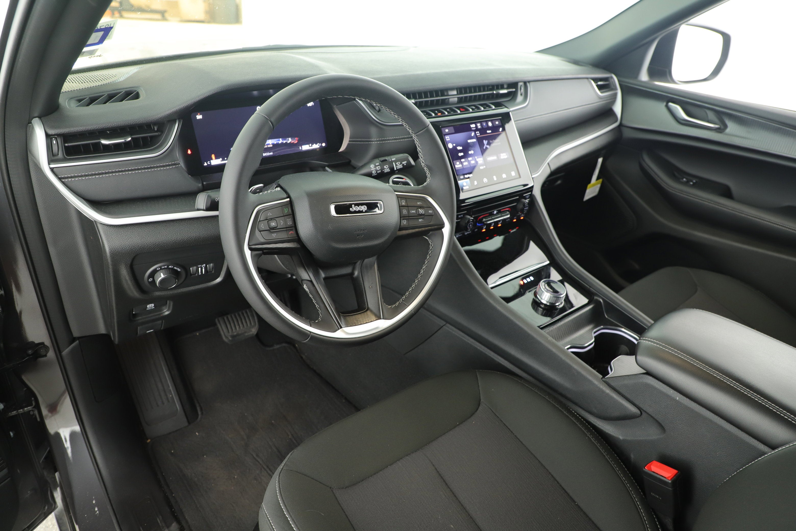 2025 Jeep Grand Cherokee Laredo 4x2