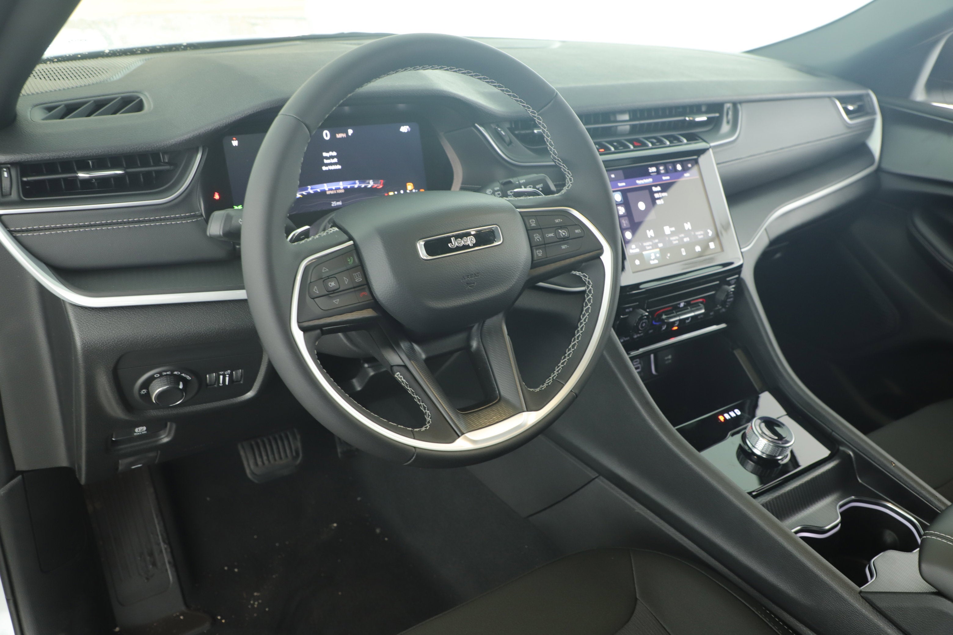 2025 Jeep Grand Cherokee GRAND CHEROKEE LAREDO 4X2