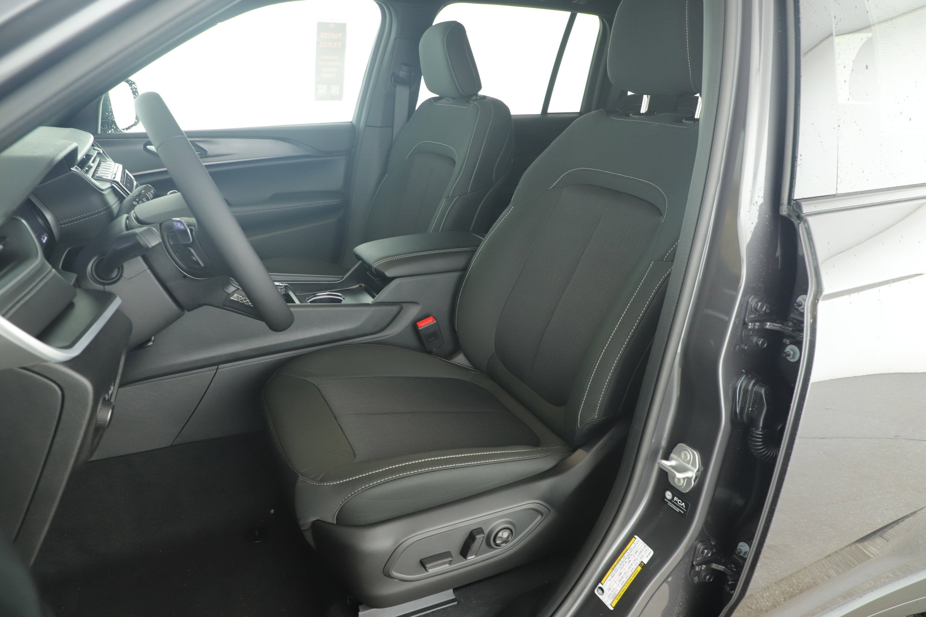 2025 Jeep Grand Cherokee GRAND CHEROKEE LAREDO 4X2