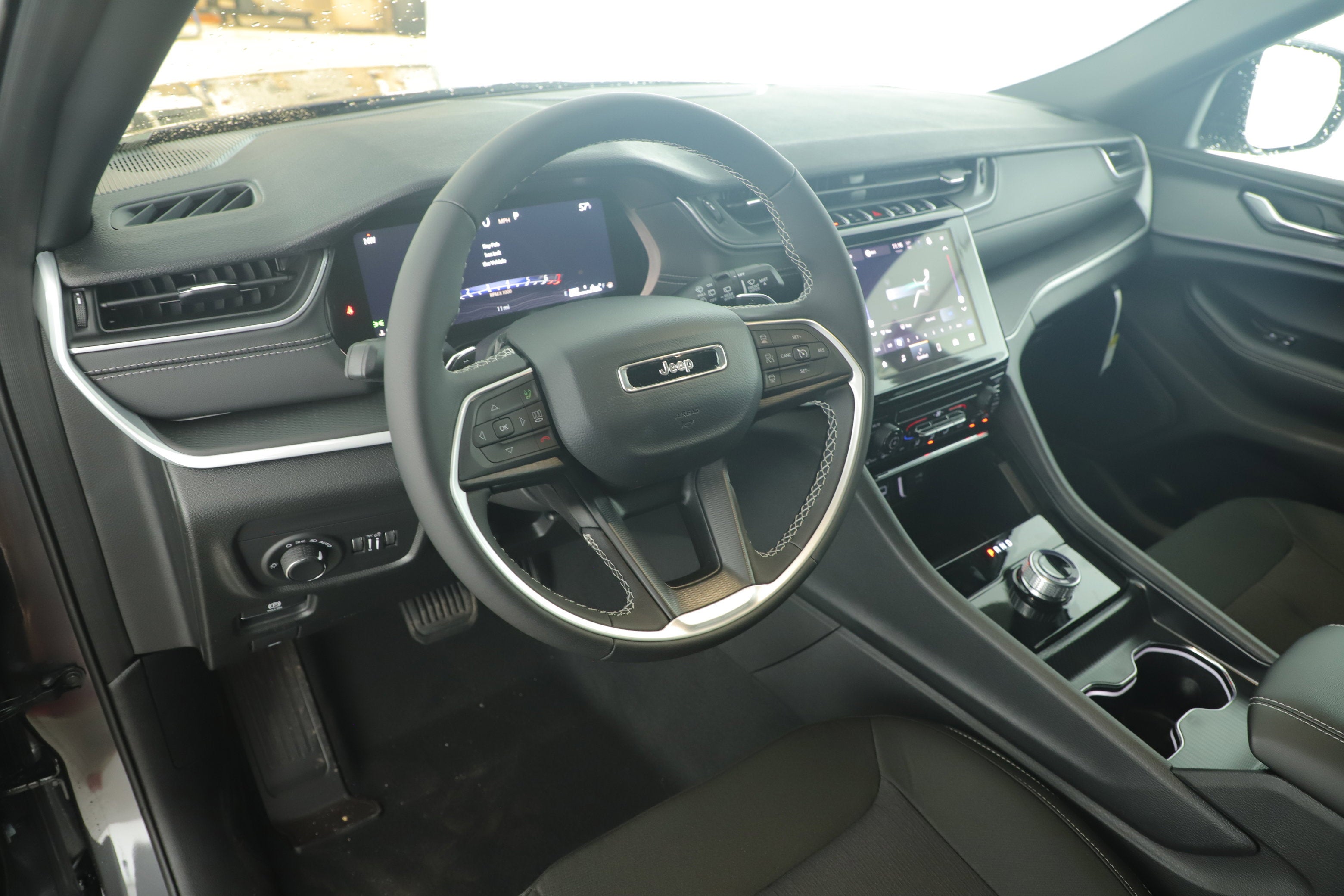 2025 Jeep Grand Cherokee GRAND CHEROKEE LAREDO 4X2