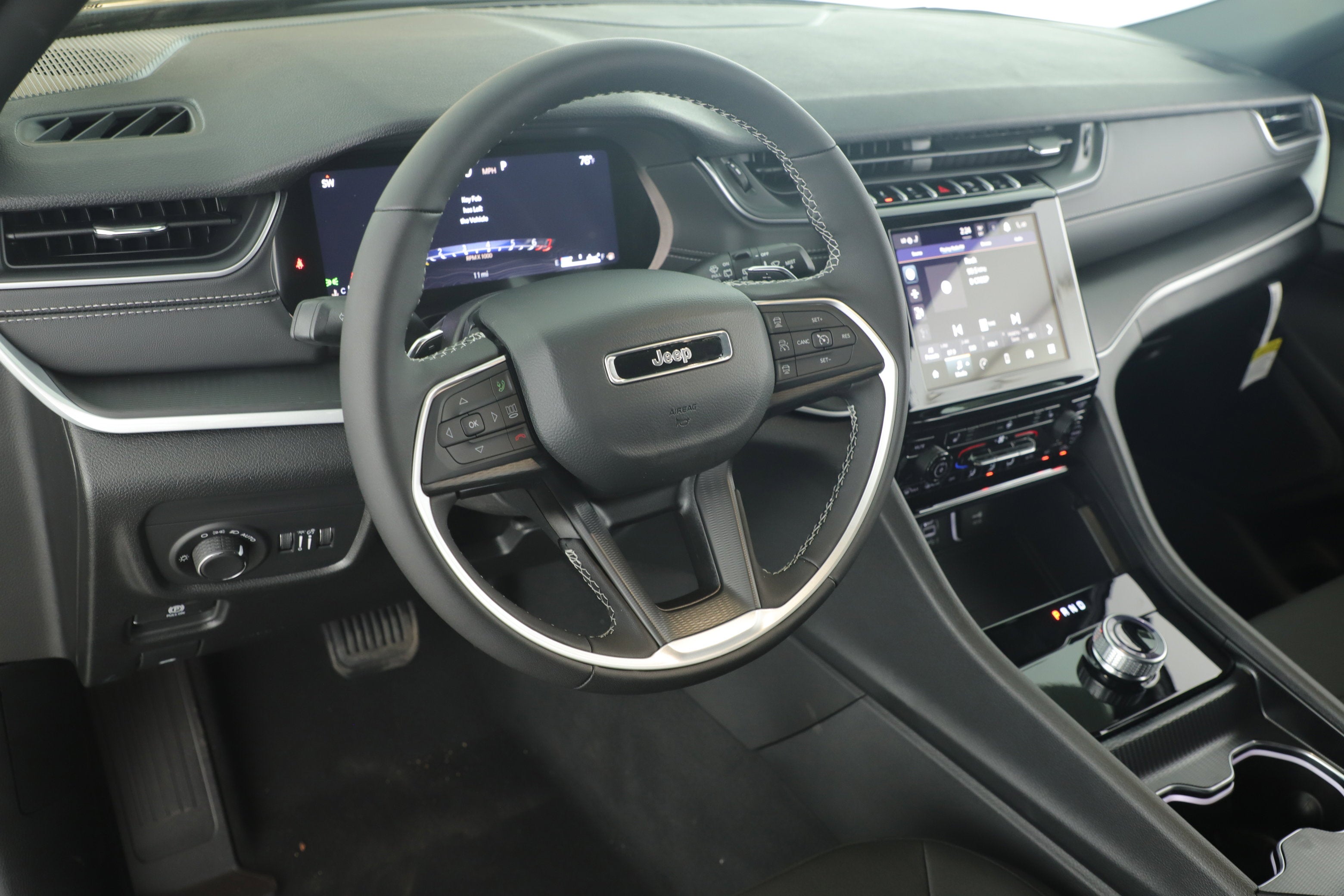 2025 Jeep Grand Cherokee GRAND CHEROKEE L LAREDO X 4X2