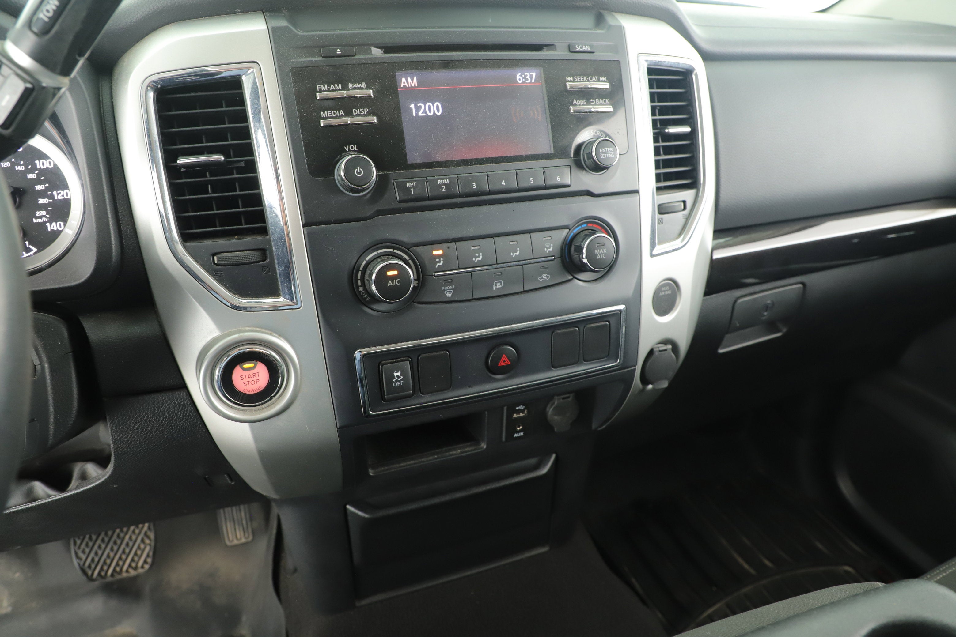 2017 Nissan TITAN SV