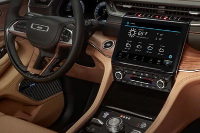 2022 Jeep Grand Cherokee interior